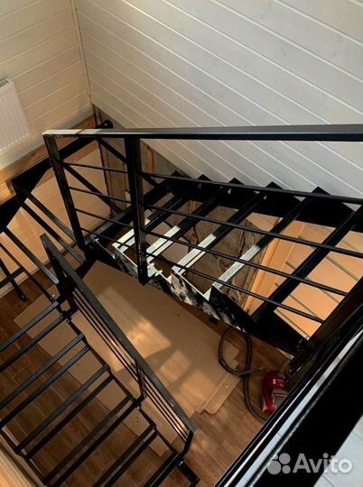 Лестница на металлокаркасе открытого типа