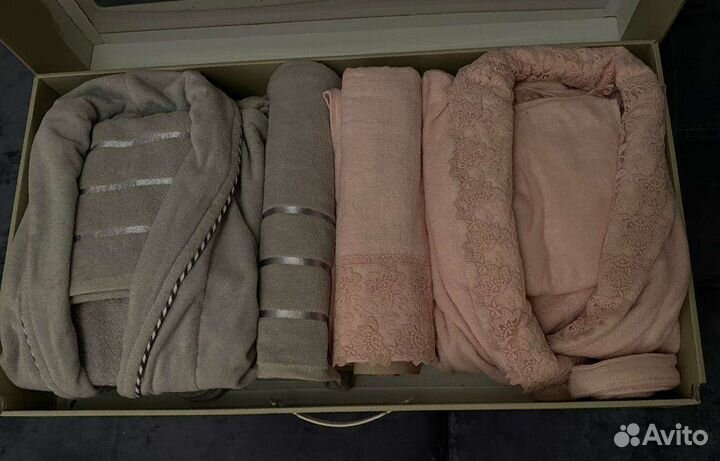 Набор банных халатов и полотенец