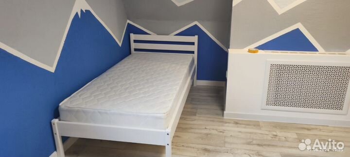 Односпальная кровать из массива дерева