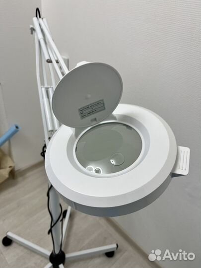 Лампа-лупа на штативе. Кольцевая