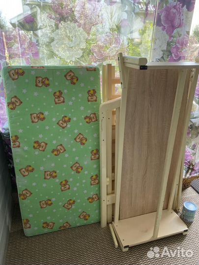 Детская кроватка с маятником и матрасом