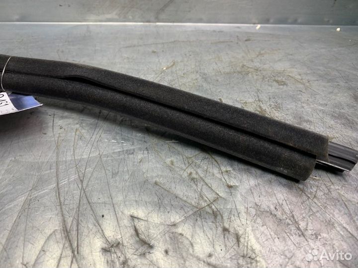 Уплотнитель стекла двери Volkswagen Touareg