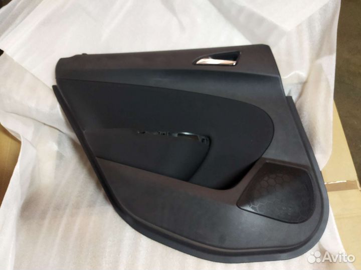 Обивка задней левой двери Opel Astra J хэтчбек