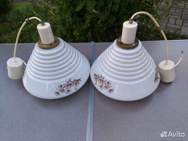 Две одинаковые люстры