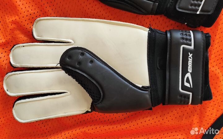 Вратарские перчатки