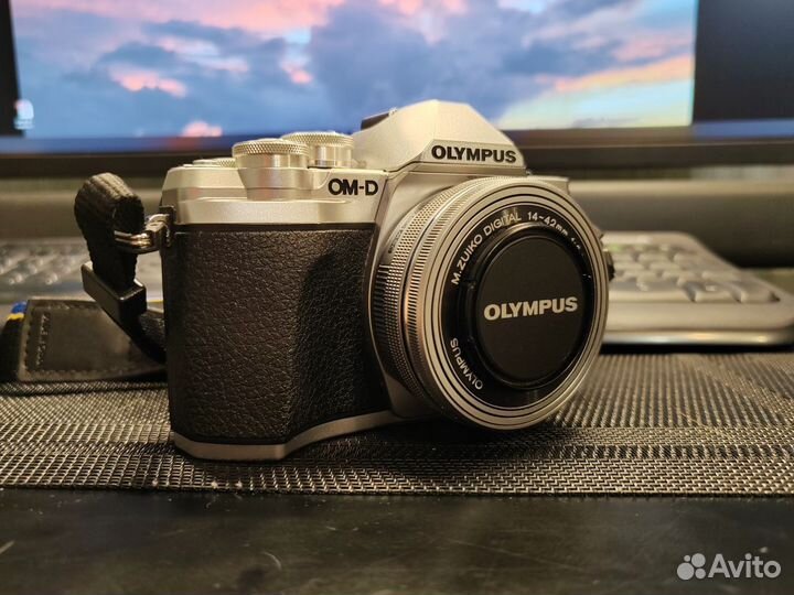 Olympus OM-D E-M10 mark iii + блинчик объектив