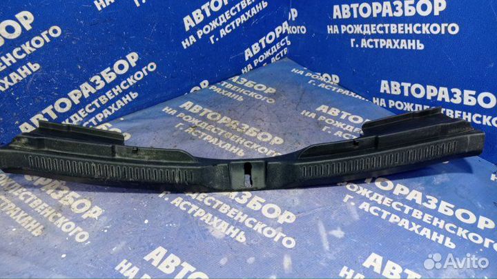 Накладка замка багажника Toyota Verso минивен