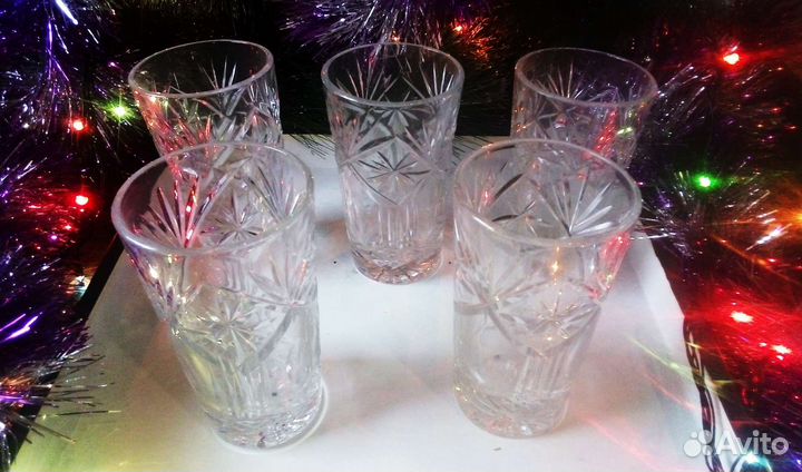Хрустальные рюмки и салатницы