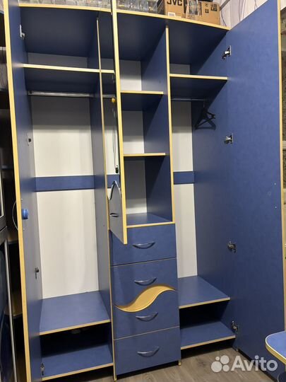 Шкаф с зеркалом в детскую комнату