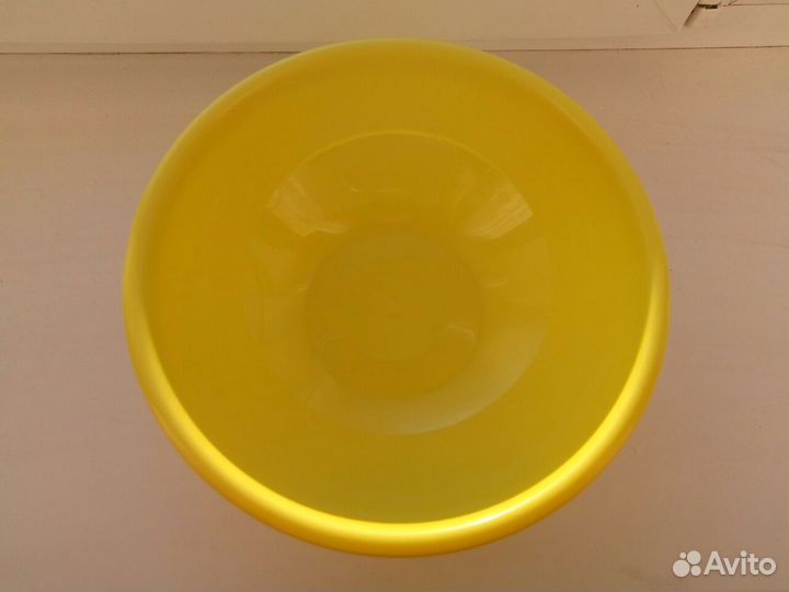 Удобная тарелка с крышкой и ложками. Диам 28 см