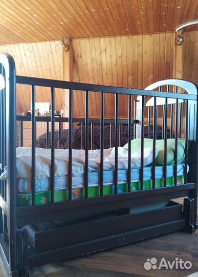 Детская деревянная кроватка с маятником