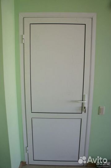 Дверь алюминиевая белая