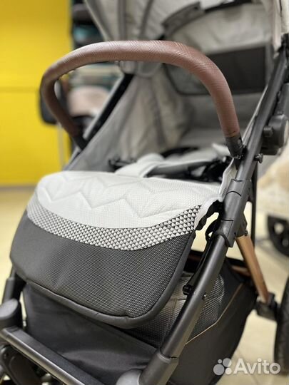 Прогулочная коляска с перекидной ручкой
