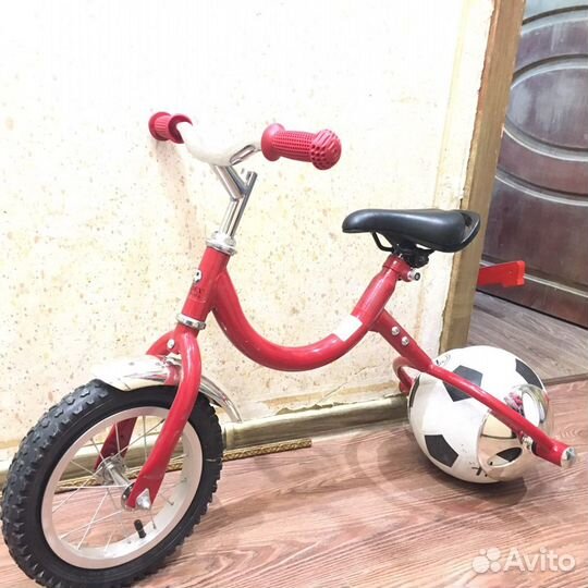 Беговел с мячом