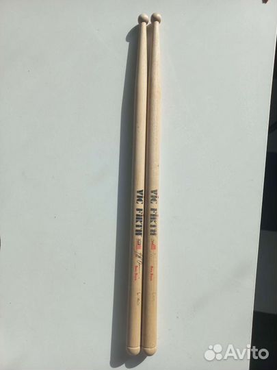 Маршевые барабанные палочки Vic Firth Corpsmaster