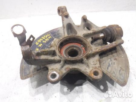 Кулак передний правый