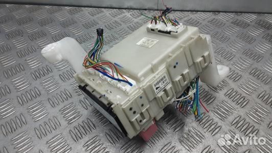 Блок предохранителей toyota avensis T27 (UBN03M101