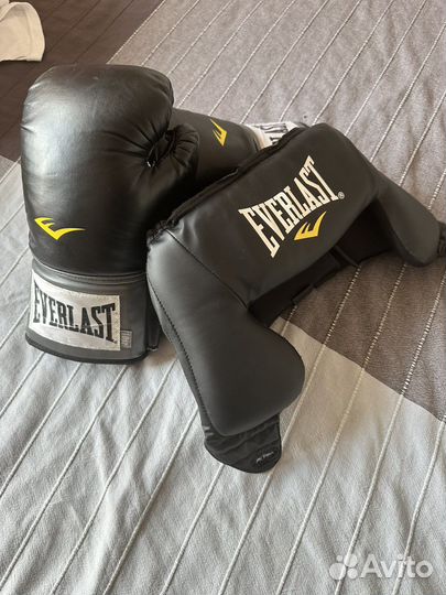 Боксерские перчатки, шорты, шлем, боксерки