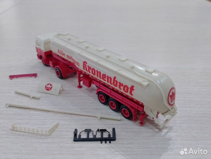 22 Mercedes Benz SK с цистерной 