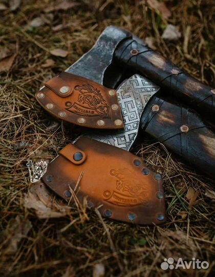 Кованый топор янтарный рунный