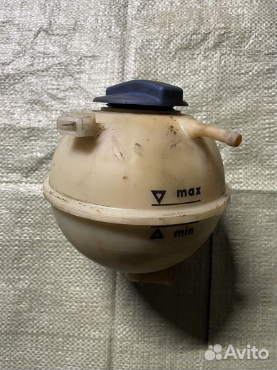 Расширительный бачок Volkswagen Passat B3