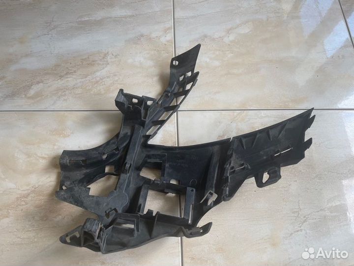 Кронштейн бампера передний правый Mercedes S Class