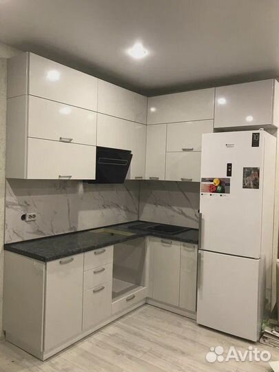 Кухня с глянцевыми фасадами