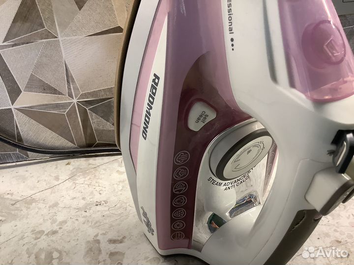 Утюг Redmond Ri-d235