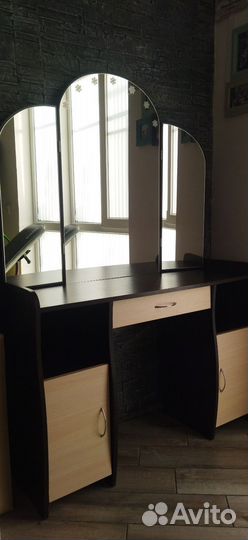 Туалетный столик с зеркалом