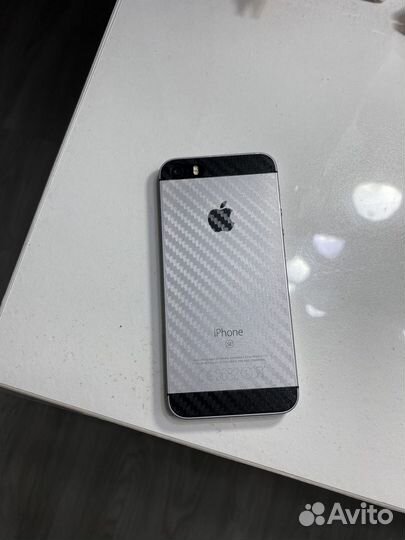 Телефон iPhone se 2016