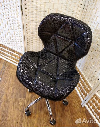 Стул мастера маникюра, педикюра, косметолога