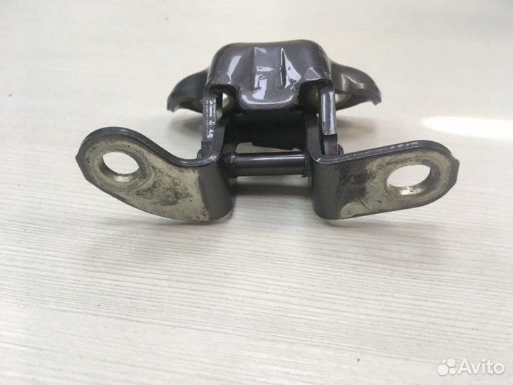 Петля двери верхняя правая Toyota Rav4 CA40