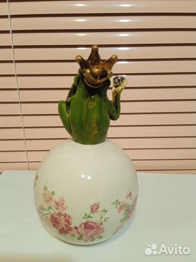 Фигурка лягушки на шаре