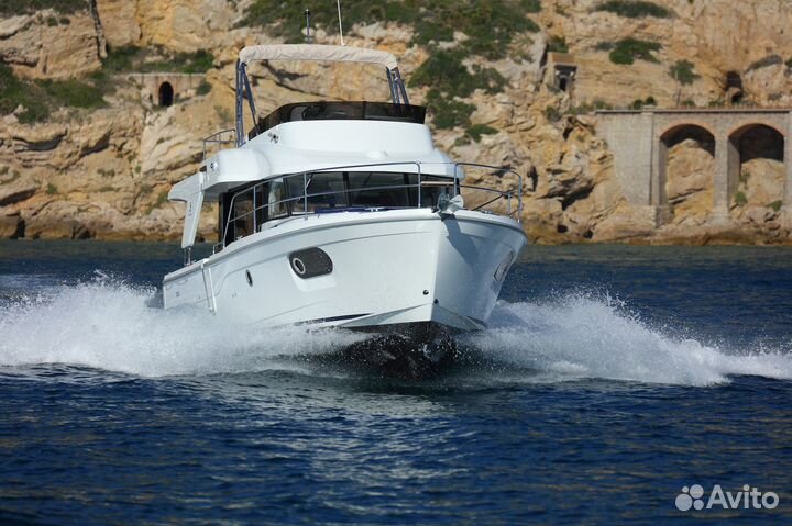 Моторная яхта Beneteau Swift Trawler 35
