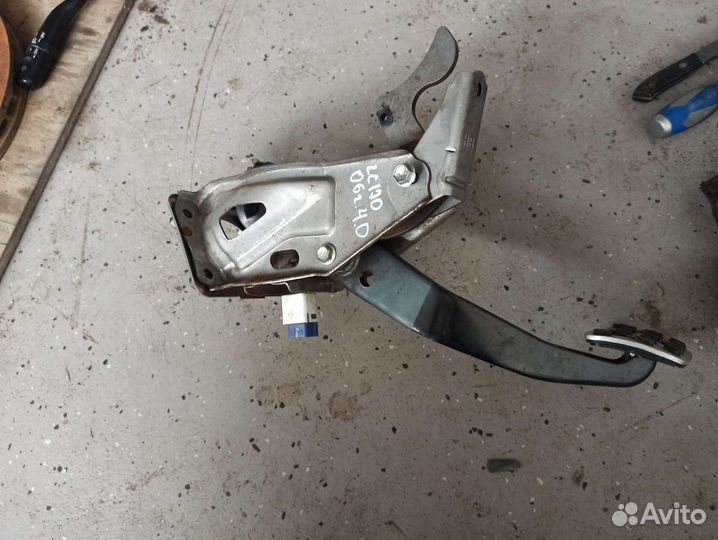 Педаль тормозная Toyota Prado 120