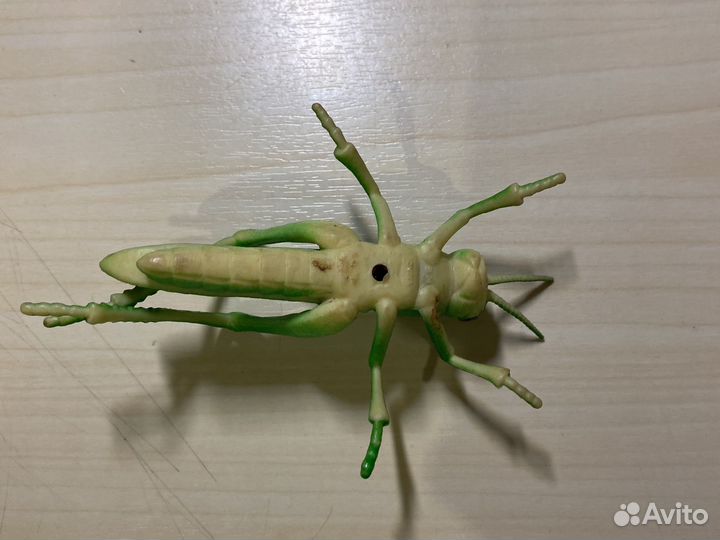 Игрушка кузнечик