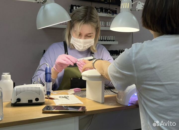 Мастер маникюра и педикюра в студию на Трубной