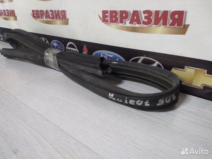 Уплотнительная резинка капота Peugeot 308 2009