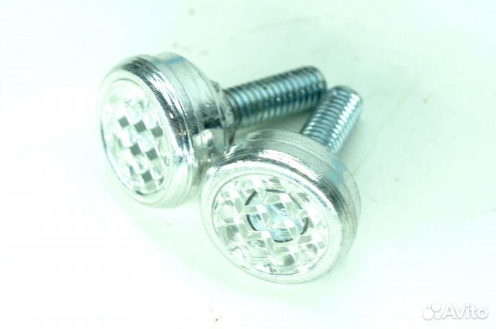 Болты крепления номерного знака с катафотами