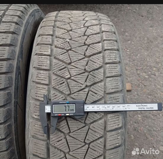Bridgestone Blizzak DM-V2 215/60 R17