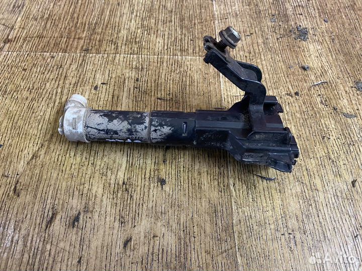 KWN243 Форсунка омывателя правая Лэнд Крузер 200(1