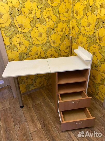 Маникюрный стол