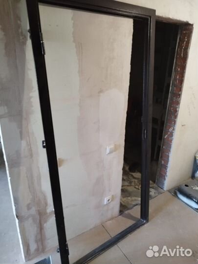 Дверь входная металлическая от застройщика