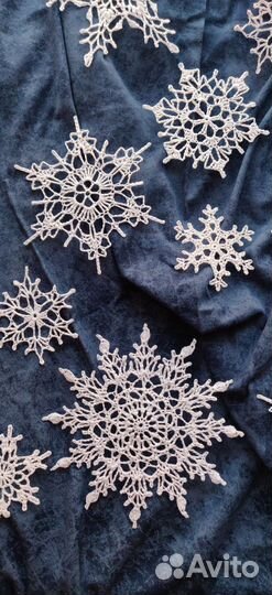 Вязаные снежинки для зимнего декора дома