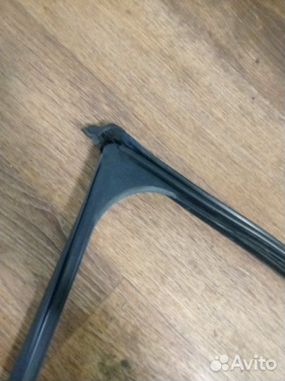 Уплотнитель стекла двери передний левый Volkswagen