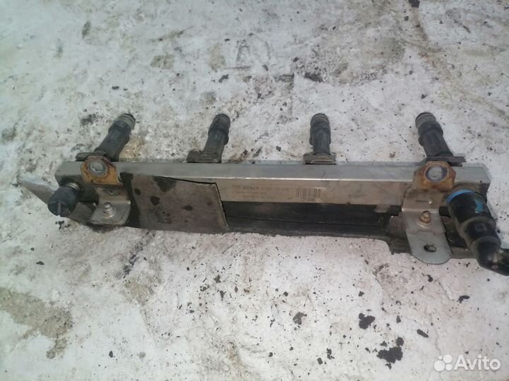 Топливная рампа в сборе с форсунками Опель Корса Д