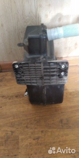 Бачок омывателя в сборе с моторчиком Skoda Yeti