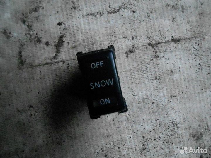 Кнопка зимнего режима коробки Infiniti M 2004-2010