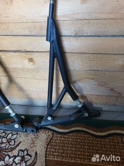 Подрамник и треугольные рычаги