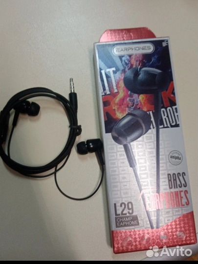 Проводные наушники черные и белые